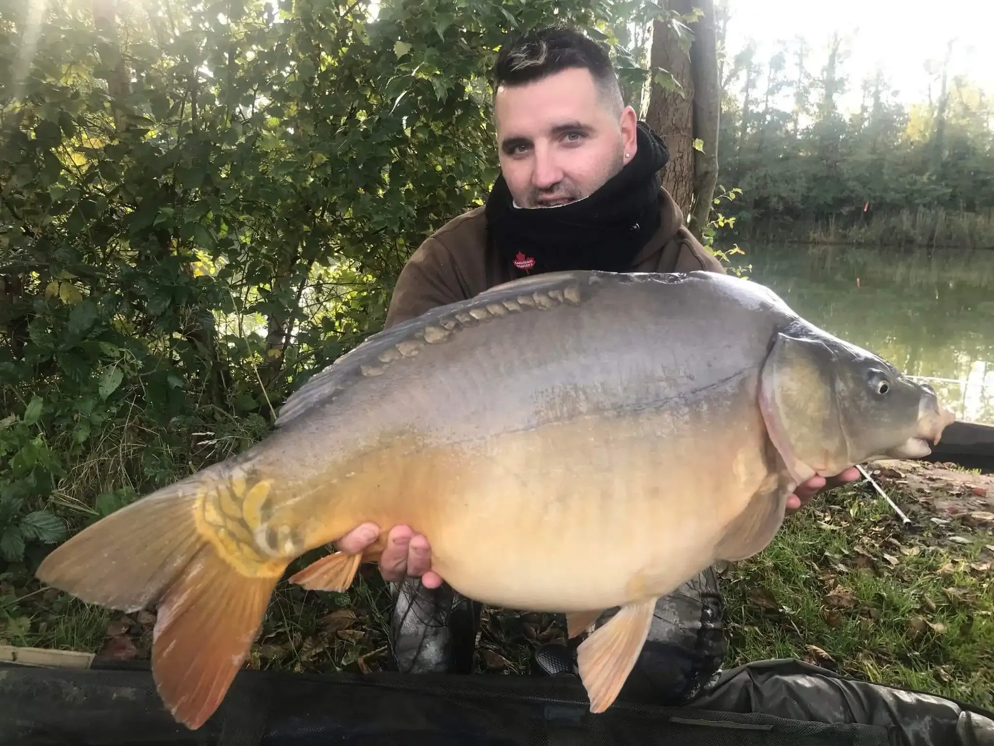 Homme tenant une belle prise dans ses mains