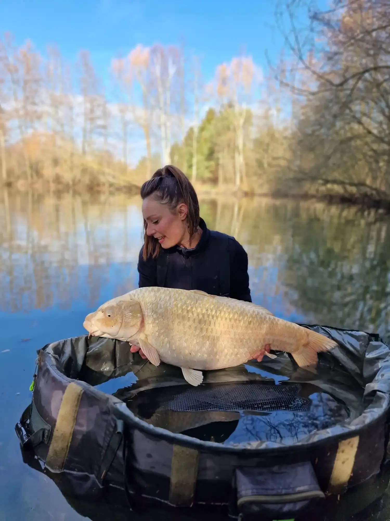 Homme tenant une belle prise dans ses mains