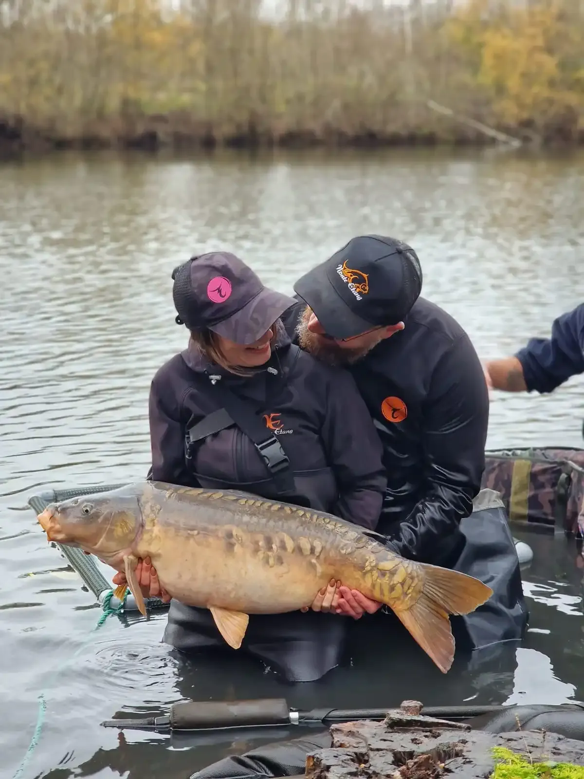 Fabrice et Sarah de Noute Etang tenant un gros poisson