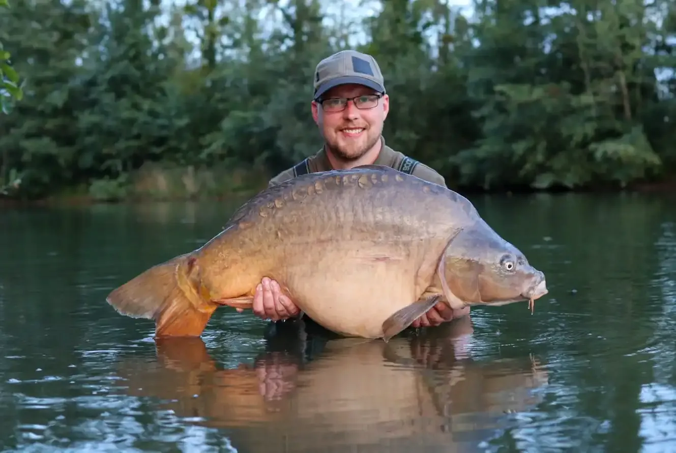 Homme tenant une belle prise dans ses mains